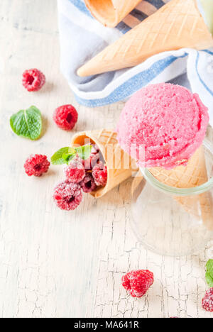Sommer süßen Beeren und Desserts, verschiedene Eissorten Aroma in der Kegel rosa (Himbeer), Vanille und Schokolade mit Minze auf Licht konkreten Hintergrund Stockfoto