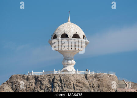 Weißer Marmor Skulptur/Anzeigen der Plattform an riyam Park in Mutrah (alten) Muscat, Oman Stockfoto