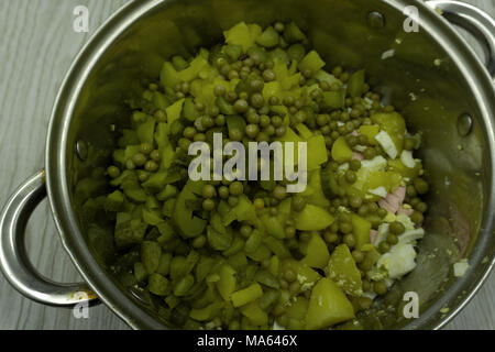 Pasta mit grünem Gemüse und cremiger Sauce in Kupfer Kasserolle. Grauen Stein Hintergrund Stockfoto