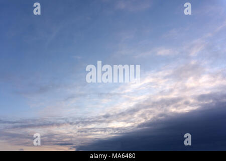 Wochenende laden Wort und Lächeln Gesicht auf blauen Himmel Stockfoto