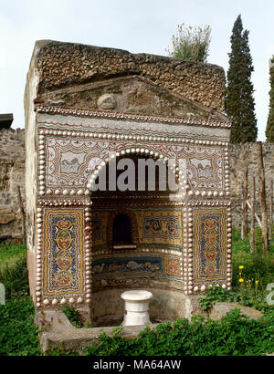 Pompeji. Alte römische Stadt. Nische eingerichtet mit Mosaiken in einem Garten eines römischen Domus. Kampanien, Italien. Stockfoto