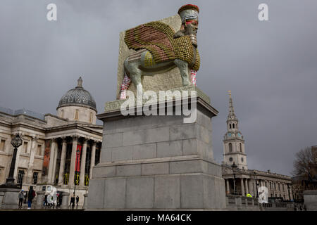 Der 12 Fourth Plinth Kommission durch den Bürgermeister von London Kunstwerk mit dem Titel "der unsichtbare Feind sollte nicht vorhanden" des Künstlers Michael Rakowitz, Trafalgar Square, am 29. März in London, England 2018. Im Jahr 2006 begann, die Skulptur stellt über 7.000 archäologische Artefakte aus dem Irak Museum während des Krieges geplündert oder zerstört. Aktionspakete diese war Lamassu, eine geflügelte Gottheit, die nergal Tor am Eingang zur antiken Stadt assyrischen Stadt Ninive (moderne Mossul, Irak), die von ISIS im Jahr 2015 zerstört wurde, bewacht. Die lamassu, die die gleichen Abmessungen wie die fourt Stockfoto