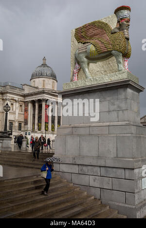 Der 12 Fourth Plinth Kommission durch den Bürgermeister von London Kunstwerk mit dem Titel "der unsichtbare Feind sollte nicht vorhanden" des Künstlers Michael Rakowitz, Trafalgar Square, am 29. März in London, England 2018. Im Jahr 2006 begann, die Skulptur stellt über 7.000 archäologische Artefakte aus dem Irak Museum während des Krieges geplündert oder zerstört. Aktionspakete diese war Lamassu, eine geflügelte Gottheit, die nergal Tor am Eingang zur antiken Stadt assyrischen Stadt Ninive (moderne Mossul, Irak), die von ISIS im Jahr 2015 zerstört wurde, bewacht. Die lamassu, die die gleichen Abmessungen wie die fourt Stockfoto