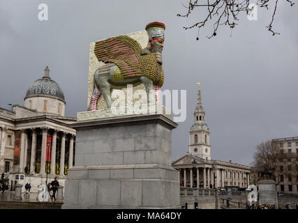 Der 12 Fourth Plinth Kommission durch den Bürgermeister von London Kunstwerk mit dem Titel "der unsichtbare Feind sollte nicht vorhanden" des Künstlers Michael Rakowitz, Trafalgar Square, am 29. März in London, England 2018. Im Jahr 2006 begann, die Skulptur stellt über 7.000 archäologische Artefakte aus dem Irak Museum während des Krieges geplündert oder zerstört. Aktionspakete diese war Lamassu, eine geflügelte Gottheit, die nergal Tor am Eingang zur antiken Stadt assyrischen Stadt Ninive (moderne Mossul, Irak), die von ISIS im Jahr 2015 zerstört wurde, bewacht. Die lamassu, die die gleichen Abmessungen wie die fourt Stockfoto