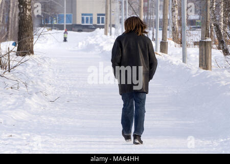 Shaggy nach grauhaariger Mann mit einem Bart trägt einen grauen Anzug. Isoliert Stockfoto