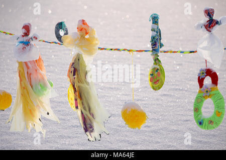 Bunte Weihnachtsdekorationen und Glas Laternen auf einem Pariser Weihnachtsmarkt Stockfoto