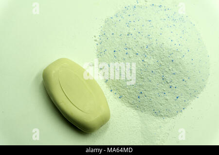 Waschpulver und Messbecher. Textur. Ansicht von oben Stockfoto