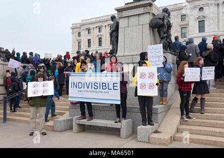 ST. PAUL, MN/USA, 24. MÄRZ 2018: Demonstranten heben Zeichen vor Studenten' Ankunft im März für unser Leben Rallye am State Capitol in Saint Paul. Stockfoto