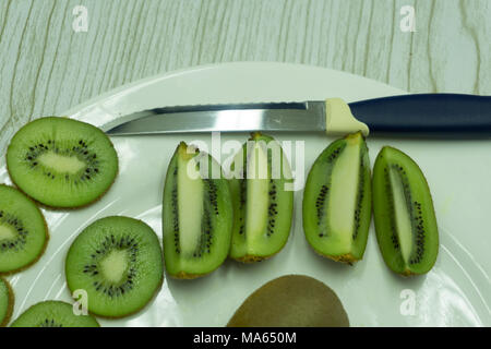 Isolierte Kiwi. Sammlung von ganzen und geschnittenen Kiwis auf weißem Hintergrund mit Freistellungspfad isoliert Stockfoto