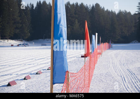 Verteidigung net auf Mountain Ski Resort in hellen Winter tag Net auf den Schnee in den Bergen Stockfoto