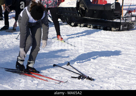 Orange alpine Ski Stiefel in einem Ski montieren. Ein Boot ist vollständig auf den Skiern fixiert, der zweite ist nicht Stockfoto