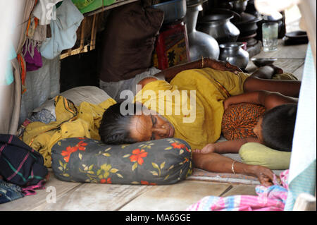 Narayanganj, Bangladesch - April 23, 2010: das tägliche Leben von Wasser Gypsy oder Fluss Zigeuner bei Narayanganj in Bangladesch. Das Wasser Gypsy in Bangladesch tradi Stockfoto