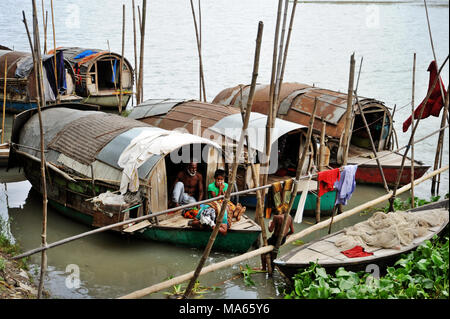 Narayanganj, Bangladesch - April 23, 2010: das tägliche Leben von Wasser Gypsy oder Fluss Zigeuner bei Narayanganj in Bangladesch. Das Wasser Gypsy in Bangladesch tradi Stockfoto