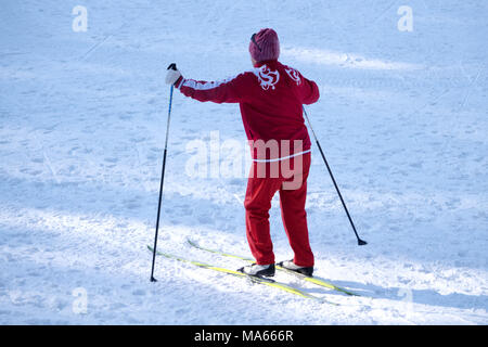 Frau Skifahren in den Park am Nachmittag schließen Stockfoto