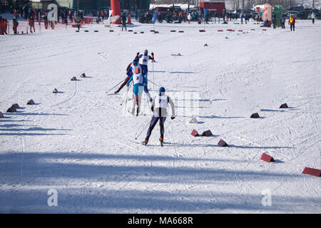 Eine Gruppe von Männern Skifahrer bergauf Vorderansicht während der Ski Race Meisterschaft Stockfoto