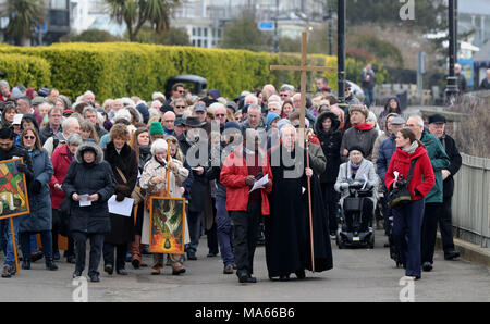 Der Erzbischof von Canterbury, Justin Welby (Mitte rechts) während der Karfreitag März Zeugnis durch Broadstairs in Kent. Stockfoto