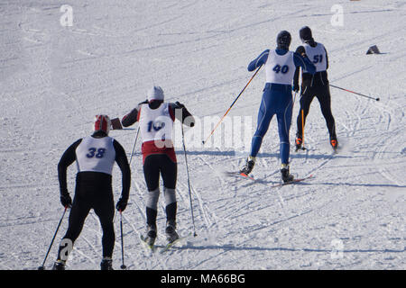 Snowboarder springen mit Snowboard von SNOWHILL Stockfoto