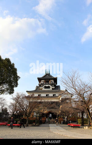 Um Inuyama Castle in der Aichi Präfektur. Durch die Kiso Flusses und auch das Original. Pic wurde im Februar 2018 getroffen. Stockfoto