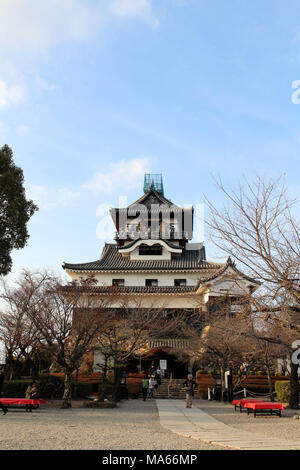 Um Inuyama Castle in der Aichi Präfektur. Durch die Kiso Flusses und auch das Original. Pic wurde im Februar 2018 getroffen. Stockfoto