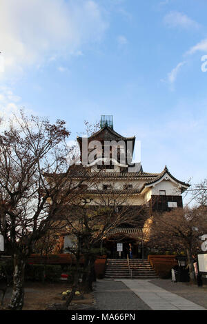 Um Inuyama Castle in der Aichi Präfektur. Durch die Kiso Flusses und auch das Original. Pic wurde im Februar 2018 getroffen. Stockfoto