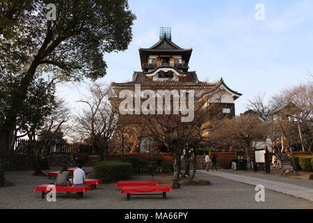 Um Inuyama Castle in der Aichi Präfektur. Durch die Kiso Flusses und auch das Original. Pic wurde im Februar 2018 getroffen. Stockfoto