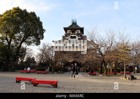 Um Inuyama Castle in der Aichi Präfektur. Durch die Kiso Flusses und auch das Original. Pic wurde im Februar 2018 getroffen. Stockfoto