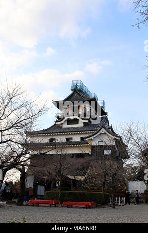 Um Inuyama Castle in der Aichi Präfektur. Durch die Kiso Flusses und auch das Original. Pic wurde im Februar 2018 getroffen. Stockfoto