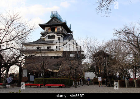 Um Inuyama Castle in der Aichi Präfektur. Durch die Kiso Flusses und auch das Original. Pic wurde im Februar 2018 getroffen. Stockfoto