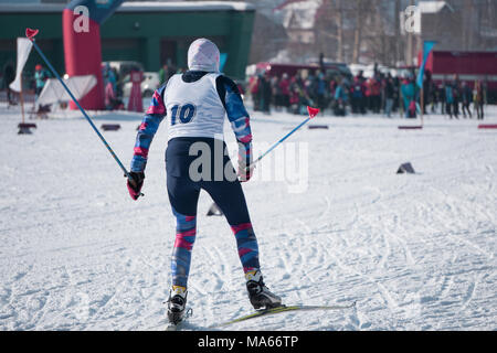 Die Rivalität zwischen den Frauen Skifahrer Rennen im klassischen Stil im Winter während der WM Stockfoto