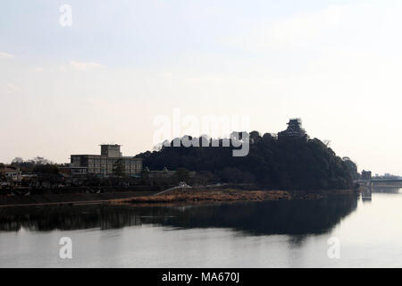 Auf dem Weg nach Inuyama Castle in der Aichi Präfektur. Durch die Kiso Flusses und auch das Original. Pic wurde im Februar 2018 getroffen. Stockfoto