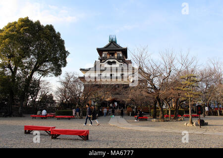 Um Inuyama Castle in der Aichi Präfektur. Durch die Kiso Flusses und auch das Original. Pic wurde im Februar 2018 getroffen. Stockfoto