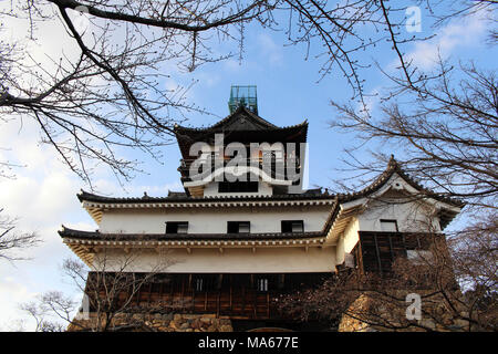 Um Inuyama Castle in der Aichi Präfektur. Durch die Kiso Flusses und auch das Original. Pic wurde im Februar 2018 getroffen. Stockfoto