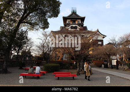 Um Inuyama Castle in der Aichi Präfektur. Durch die Kiso Flusses und auch das Original. Pic wurde im Februar 2018 getroffen. Stockfoto