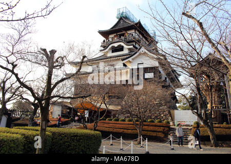 Um Inuyama Castle in der Aichi Präfektur. Durch die Kiso Flusses und auch das Original. Pic wurde im Februar 2018 getroffen. Stockfoto