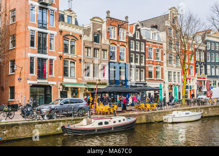 Amsterdam, Niederlande - März 2018: Viele Menschen in überfüllten Straße Landschaft in Amsterdam City Centre Stockfoto