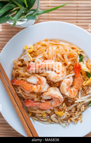 Thai Wok gebratene Nudeln mit Garnelen. Einer der bekanntesten Thailändischen essen. Stockfoto