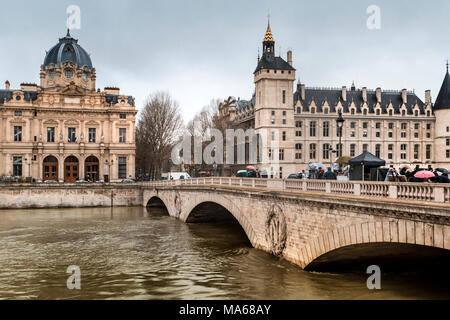 Pont Saint-Michel Brücke überspannt den geschwollenen Fluss Seine in Paris Flut von 2018 mit dem Tribunal de Commerce und Palais de Justice Stockfoto