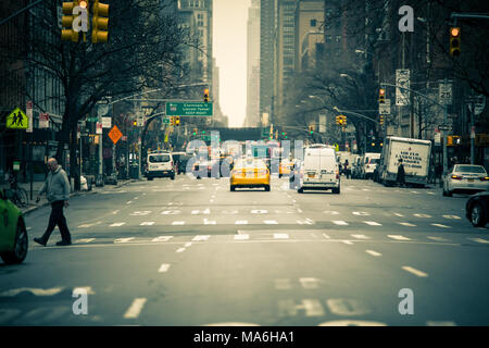 NEW YORK CITY - 29. MÄRZ 2018: New York City Manhattan Straße Szene mit Autos, die das Leben in der Stadt auf einem typischen Wochentag Nachmittag Stockfoto