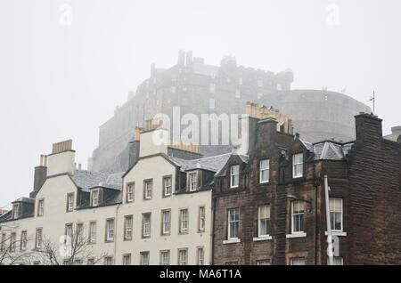Das Edinburgh Castle verdeckt von Nebel auf den Grassmarket Stockfoto