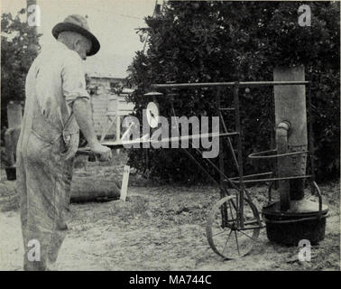 . Wirksamkeit der Orchard Heizungen. Abb. 9. Tragbares Gerät für das Wiegen der Heizungen verwendet. Mit dieser Ausrüstung, ein Mann konnte wiegen 70 Heizungen in ca. 20 Minuten und aufzeichnen. Heizung auf Skalen ist die experimentelle Return-Stack. Temperaturen und Antwort von Heizungen im Verhältnis zur Höhe über dem Boden. Abbildung 10 stellt eine Nacht mit einem eher kleinen Inversion (6° C wärmer bei 60 Fuß als bei 5 Fuß), während in Abbildung 11 ist für eine große Inversion (16 °F). In jedem Fall wird das Diagramm auf der linken Seite zeigt an, dass die Tempera-turen bis durch den Baum Raum und durch den Baum, beide beheizt und Unh Stockfoto