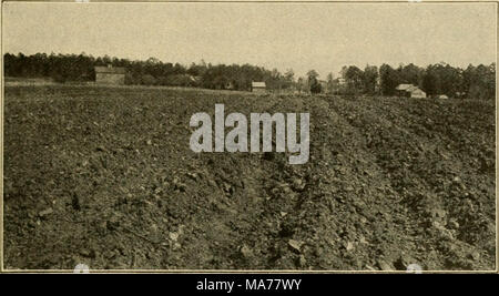 . Elementare Landwirtschaft. Mit freundlicher Genehmigung US Abt. Landwirtschaft Abb. 55a. Ein Feld in der schlechten Ernte. Pflanzen in solchen cloddy Böden haben eine kleine Chance. Stockfoto