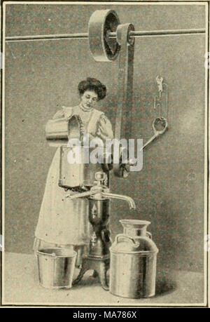 . Elementare Landwirtschaft. Abb. 19. Die neue Art-en Inn Separator. Creme hin und her die alte Art und Weise der Trennung Creme. Der Arbeitnehmer fest Rollen und nicht reiben, weil das Korn zerstört. Wenn die Butter ist frei von aber-termilk, kann er in einen verführerischen Klumpen und Stempel-ed und in geöltem Papier gerollt werden. Butter ist für seinen Geschmack, Farbe, Maserung beurteilt, und die Menge des Salzes, sondern in hohem Maße durch Ihre allgemeine Aussehen beurteilt wird. Die Abwanderung. Landwirte, Zu-Tag, bevorzugen die Barrel churn, ohne dasher. In Opera- tion dieser Churn wirft die gegen seine Seiten. Butterfässer Stockfoto