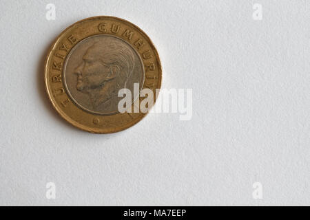 Eine türkische Münze Konfession ist 1 Lira liegen auf isolierten weißen Hintergrund - Rückseite Stockfoto