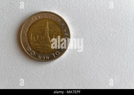 Eine Thailändische Münze liegen auf isolierten weißen Hintergrund Konfession ist zehn Baht Stockfoto