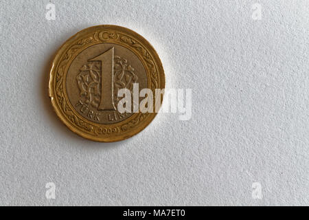 Eine türkische Münze Konfession ist 1 Lira liegen auf isoliert weißer Hintergrund Stockfoto