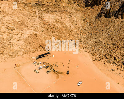 Luftaufnahme des Lawrence Feder in der jordanischen Wüste in der Nähe von Wadi Rum, mit Drone Stockfoto