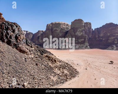 Luftaufnahme des Lawrence Feder in der jordanischen Wüste in der Nähe von Wadi Rum, mit Drone Stockfoto