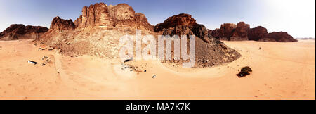 Luftaufnahme des Lawrence Feder in der jordanischen Wüste in der Nähe von Wadi Rum, mit Drone Stockfoto