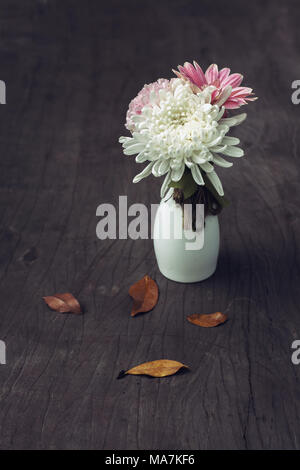 Der Gerber Blumen in einem Blumentopf auf Holz Tisch Stockfoto