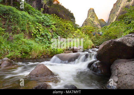 Touristen Kreuzung Brücke unter den Maui Iao Needle mit IAO-Stream im Vordergrund Iao Valley State Park, Maui, Hawaii. Stockfoto